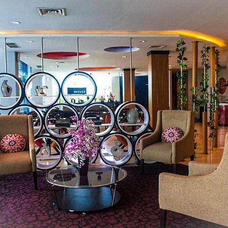 News Hotel Waru Sidoarjo Экстерьер фото