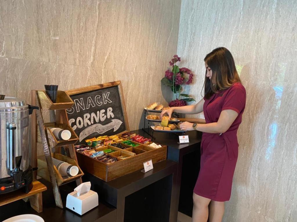 News Hotel Waru Sidoarjo Экстерьер фото