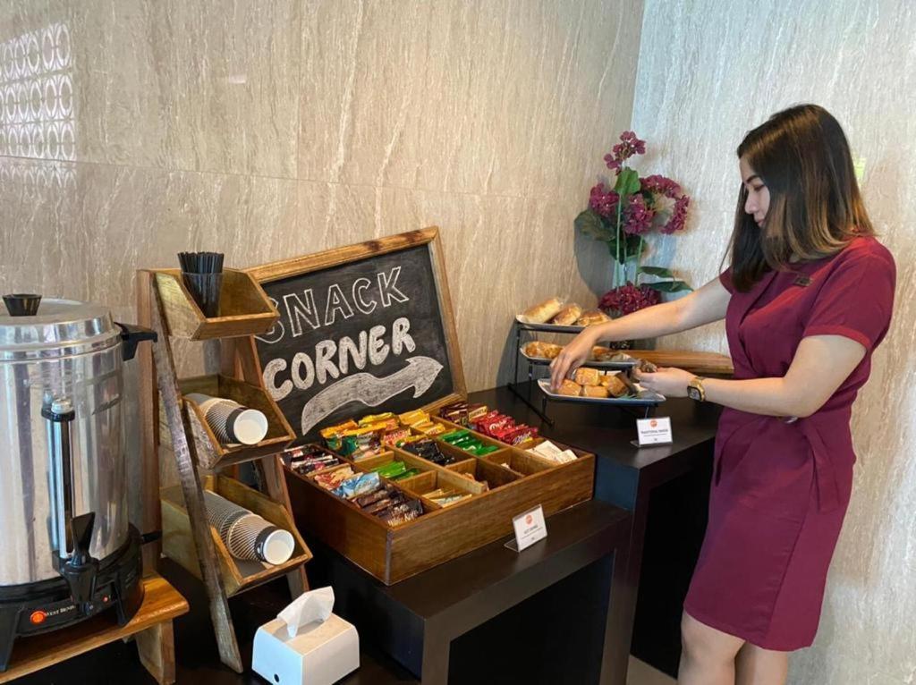 News Hotel Waru Sidoarjo Экстерьер фото