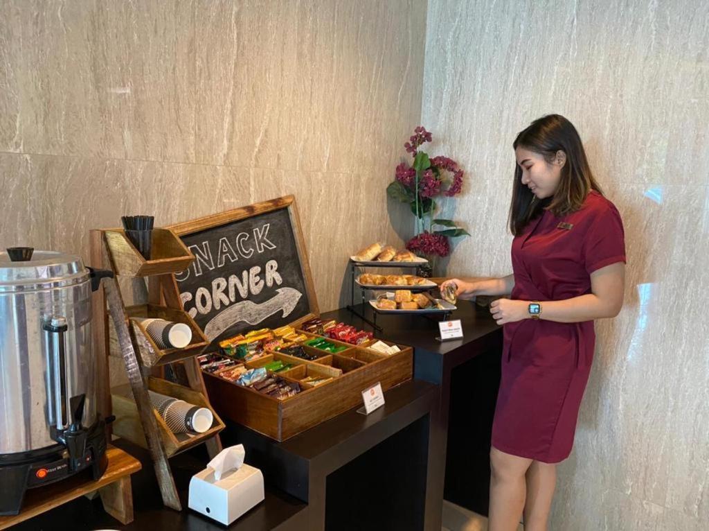 News Hotel Waru Sidoarjo Экстерьер фото