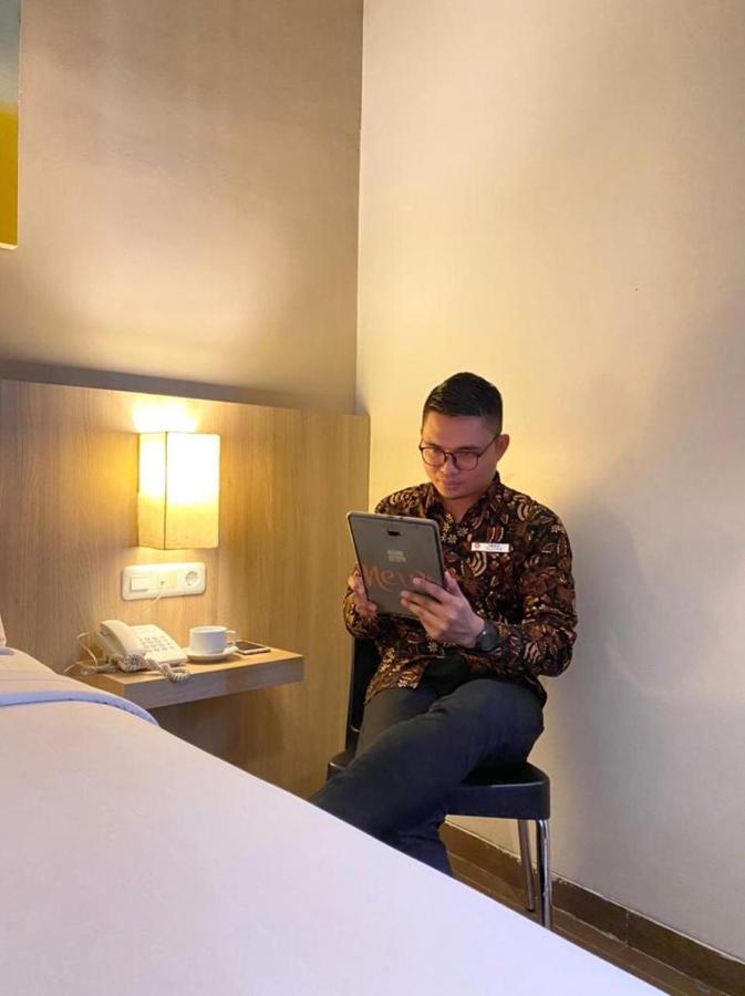 News Hotel Waru Sidoarjo Экстерьер фото