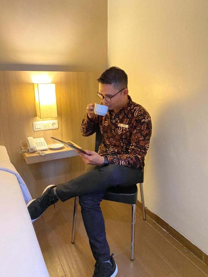 News Hotel Waru Sidoarjo Экстерьер фото