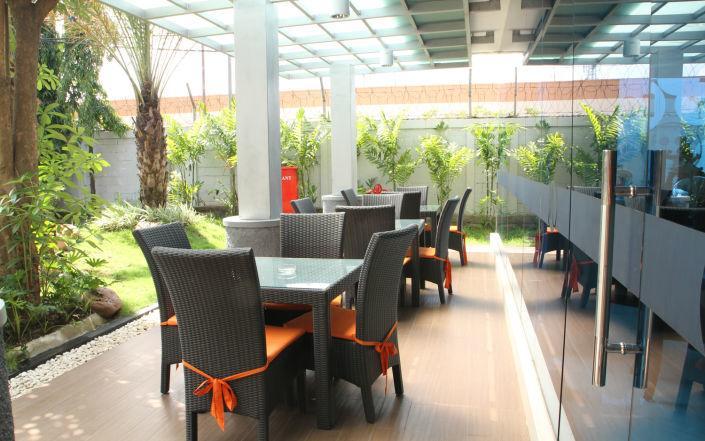 News Hotel Waru Sidoarjo Экстерьер фото