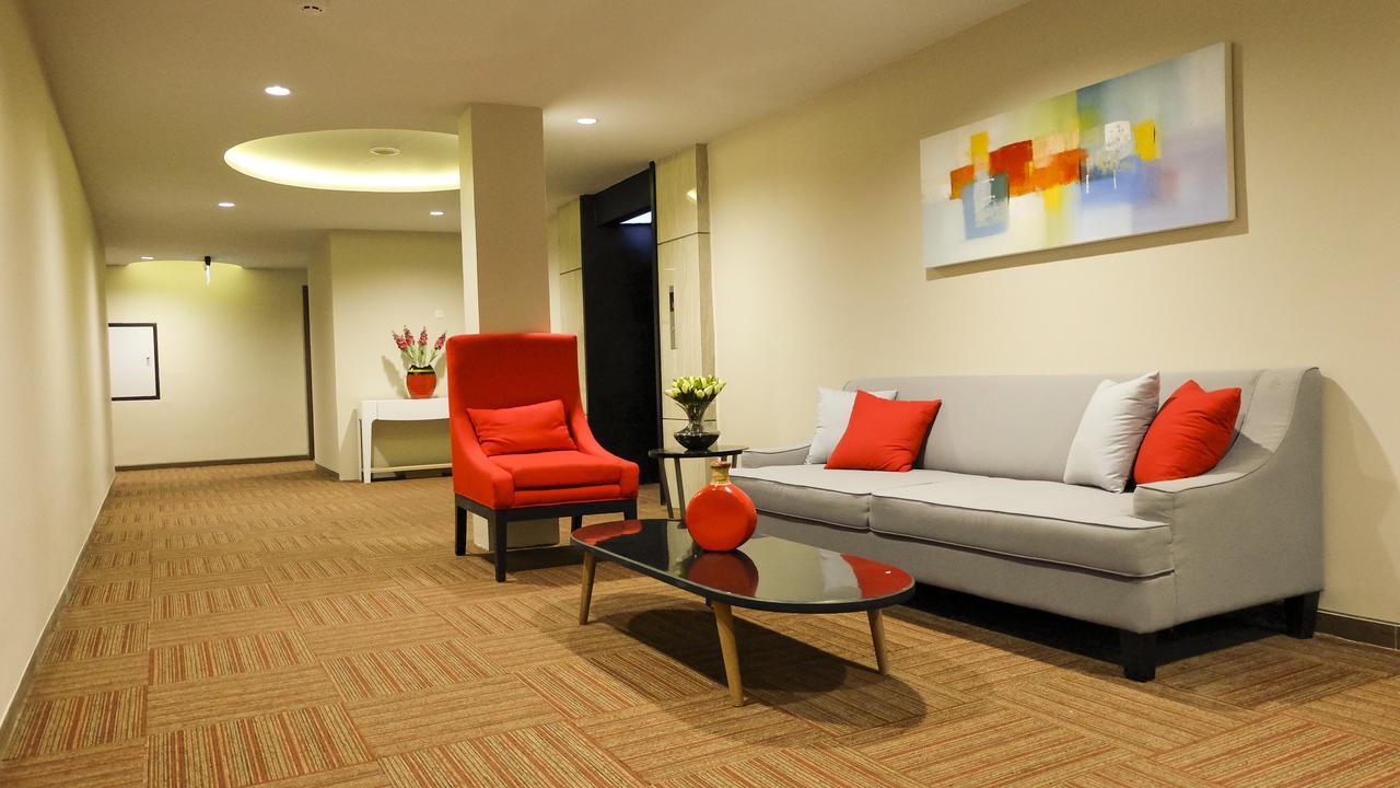 News Hotel Waru Sidoarjo Экстерьер фото